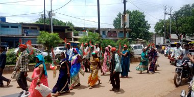 CITY KATNI, INDIA - 13 AĞUSTOS 2019: Samajwadi parti mitinginde fakir kadın parti çalışanları Hint ulaşım yolunda.