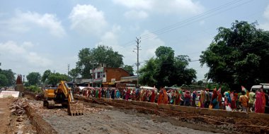 CITY KATNI, INDIA - 13 AĞUSTOS 2019: Hindistan ulaşım yolunda kadın parti çalışanlarıyla siyasi Samajwadi parti miting gösterisi.