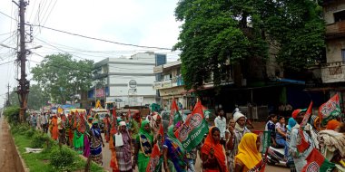 CITY KATNI, INDIA - 13 AĞUSTOS 2019: Siyasi bayrak taşıyan Samajwadi parti miting gösterisi.