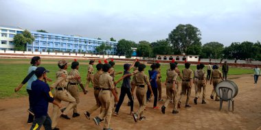 CITY KATNI, INDIA - 15 AĞUSTOS 2019: Bağımsızlık Günü programı için Forster City spor sahasında düzenlenen geçit töreni programı için çalışan Hindistan Ulusal Öğrenci Birliği kızları.