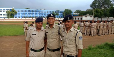 KITY KATNI, INDIA - 15 AĞUSTOS 2019: Bağımsızlık Günü programı provası sırasında Hindistan polis kuvvetleri şehir spor sahasında bir arada duruyorlar.