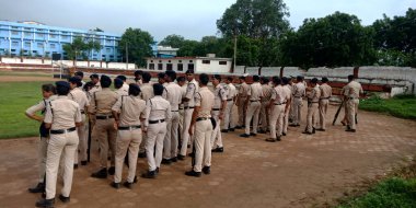 CITY KATNI, INDIA - 15 AĞUSTOS 2019: Bağımsızlık Günü programı sırasında Forster City spor sahasında geçit töreni provası için bekleyen Hint polis memurları.