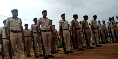 CITY KATNI, INDIA - 15 AĞUSTOS 2019: Bağımsızlık Günü programı sırasında Forster City spor sahasında prova için bekleyen Hintli polis memurları.