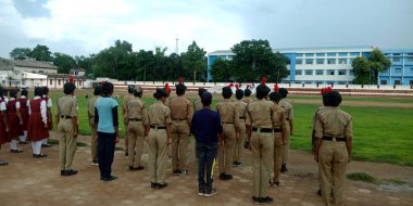 CITY KATNI, INDIA - 15 AĞUSTOS 2019: Bağımsızlık Günü programı için Forster City spor sahasında düzenlenen geçit töreni programı için çalışan Hindistan Ulusal Öğrenci Birliği kızları.