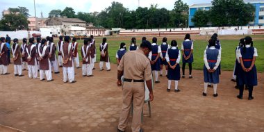 CITY KATNI, INDIA - 15 AĞUSTOS 2019: Bağımsızlık Günü programı sırasında Forster City spor sahasında prova için davul çalan Hintli polis.
