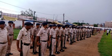 CITY KATNI, INDIA - 15 AĞUSTOS 2019: Bağımsızlık Günü programı sırasında Forster City spor sahasında geçit töreni için bekleyen erkek polis memurları.