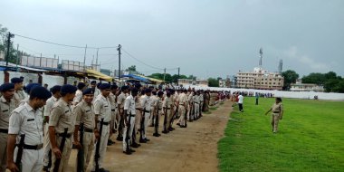 CITY KATNI, INDIA - 15 AĞUSTOS 2019: Bağımsızlık Günü programı sırasında Forster City spor sahasındaki provalara katılan Hint polis memurları.