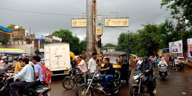 KITY KATNI, INDIA - 21 AĞUSTOS 2019: Hint nakliyat insanları trafik sinyal alanında kalabalıklaşıyor.