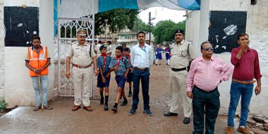 CITY KATNI, INDIA - 15 AĞUSTOS 2019: Bağımsızlık Günü programı sırasında şehir spor sahasında giriş kapısında duran Hint polis memurları.