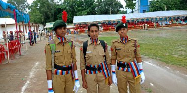 CITY KATNI, INDIA - 15 AĞUSTOS 2019: Bağımsızlık Günü programı sırasında Hindistan Ulusal Öğrenci Birliği kızları Forster City spor sahasında bir arada duruyorlar.