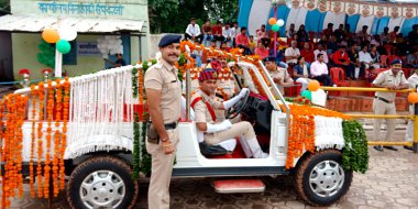 KITY KATNI, INDIA - 15 AĞUSTOS 2019: Bağımsızlık Günü programı için dekore edilen Hint Polis Gücü Aracı.