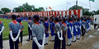 CITY KATNI, INDIA - 15 AĞUSTOS 2019: Bağımsızlık Günü programı sırasında Forster City spor sahasındaki IPS memuruna geçit töreni için ayakta duran Hintli izci rehber grup.