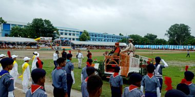 CITY KATNI, INDIA - 15 Ağustos 2019: Bağımsızlık Günü programı sırasında Forster City Spor Sahası 'nda IPS memuruna ayakta alkış tutan Hintli izci rehber grubu.