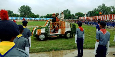 CITY KATNI, INDIA - 15 AĞUSTOS 2019: Bağımsızlık Günü programında belediye başkanını ayakta alkışlayan Hintli izci grubu.