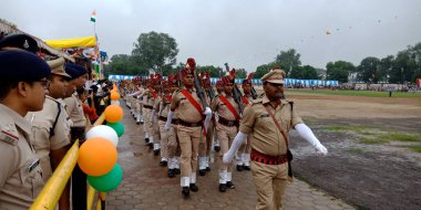 CITY KATNI, INDIA - 15 Ağustos 2019: Bağımsızlık Günü programı sırasında Hindistan polis kuvvetleri Forster City spor sahasında geçit töreni düzenliyor.