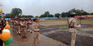 CITY KATNI, INDIA - 15 Ağustos 2019: Bağımsızlık Günü programı sırasında Hindistan polis kuvvetleri Forster City spor sahasında geçit töreni düzenliyor.