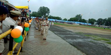 CITY KATNI, INDIA - 15 Ağustos 2019: Bağımsızlık Günü programı sırasında Hindistan polis kuvvetleri Forster City spor sahasında geçit töreni düzenliyor.