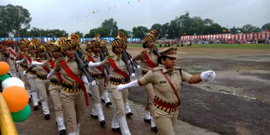 CITY KATNI, INDIA - 15 Ağustos 2019: Bağımsızlık Günü programı sırasında Hindistan İç Güvenlik Memurları Forster City spor sahasında geçit töreni yapıyor.