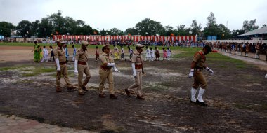 CITY KATNI, INDIA - 15 Ağustos 2019: Bağımsızlık Günü programı sırasında Hindistan İç Güvenlik Memurları Forster City spor sahasında geçit töreni yapıyor.