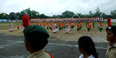 CITY KATNI, INDIA - 15 AĞUSTOS 2019: Bağımsızlık Günü programı sırasında Forster City spor sahasında gelenek dansını izleyen Hintli NCC öğrencileri.