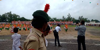 CITY KATNI, INDIA - 15 AĞUSTOS 2019: Bağımsızlık Günü programı sırasında Forster City spor sahasında gelenek dansını izleyen Hintli NCC öğrencileri.