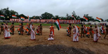 CITY KATNI, INDIA - 15 AĞUSTOS 2019: Bağımsızlık Günü programı sırasında Forster City spor sahasında geleneksel dans için Hintli öğrenci katılımı.