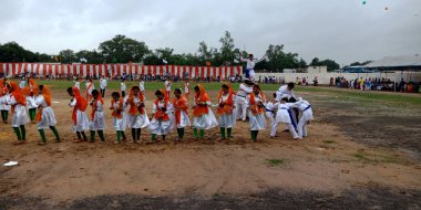 CITY KATNI, INDIA - 15 AĞUSTOS 2019: Bağımsızlık Günü programı sırasında Orman Şehri Spor Alanında geleneksel dans için Hintli okul kız öğrenci grubu katılımcısı.