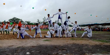 CITY KATNI, INDIA - 15 AĞUSTOS 2019: Bağımsızlık Günü programı sırasında Forster City spor sahasında geleneksel dans için Hintli öğrenci katılımı.