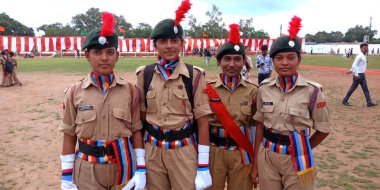 CITY KATNI, INDIA - 15 AĞUSTOS 2019: Bağımsızlık Günü programı sırasında Forster City spor sahasında geçit törenine katılan Hindistan Ulusal Öğrenci Birliği kız öğrenci grubu.