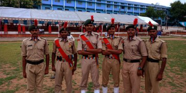 CITY KATNI, INDIA - 15 AĞUSTOS 2019: Bağımsızlık Günü programı sırasında Forster City spor sahasında geçit törenine katılan Hindistan Ulusal Öğrenci Birliği.