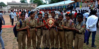 CITY KATNI, INDIA - 15 AĞUSTOS 2019: Bağımsızlık Günü programı sırasında Forster City spor sahasında düzenlenen geçit töreninde Hindistan Ulusal Öğrenci Birliği birincisi.