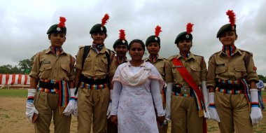 CITY KATNI, INDIA - 15 AĞUSTOS 2019: Bağımsızlık Günü programı sırasında şehir spor sahasında geçit töreninde olan Hindistan Ulusal Öğrenci Birliği kız öğrencileri.