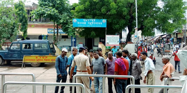 District Katni India Sierpień 2019 Indyjski Policjant Uczy Ruchu Drogowym — Zdjęcie stockowe