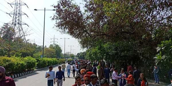 CITY DELHI, INDIA - 25 HAZİRAN 2020: Asyalılar Delhi 'deki Thyagaraj Spor Kompleksi' nde yıllık şirket etkinliği için acele ediyorlar.