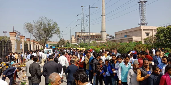 CITY DELHI, INDIA - 25 HAZİRAN 2020: Hindistan halkı Delhi 'deki Thyagaraj Spor Stadyumu' nda yıllık şirket konferansı için kalabalık.