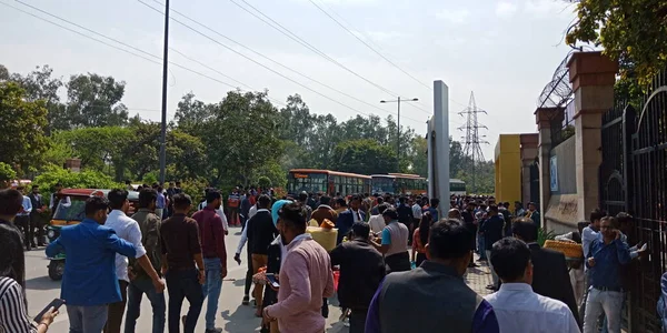 CITY DELHI, INDIA - 25 HAZİRAN 2020: Hint halkı Delhi 'deki Thyagaraj Spor Kompleksi' nde yıllık şirket programı için kalabalık.