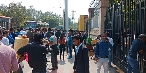 CITY DELHI, INDIA - 25 HAZİRAN 2020: Hint halkı Delhi 'deki Thyagaraj Spor Kompleksi' nde yıllık şirket programı için kalabalık.