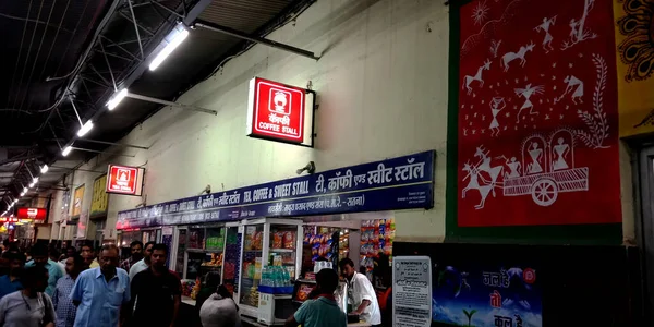 District Katni India December 2019 Азійські Туристи Зібралися Залізничній Станції — стокове фото