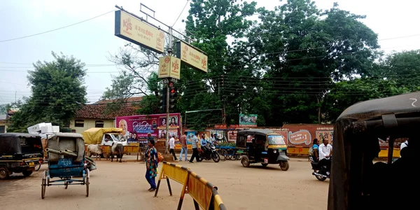 インドのディストリクト カンティ 2019年12月12日 交通市場の道路を歩くインド人 — ストック写真