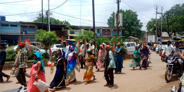 CITY KATNI, INDIA - 13 AĞUSTOS 2019: Samajwadi parti mitinginde fakir kadın parti çalışanları Hint ulaşım yolunda.