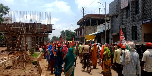 CITY KATNI, INDIA - 13 AĞUSTOS 2019: Samajwadi parti mitinginde kadın parti çalışanları Hint ulaşım yolunda.