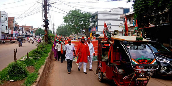 CITY KATNI, INDIA - 13 августа 2019 года: Самаджвади групповое ралли с партийными работниками на индийской транспортной дороге.