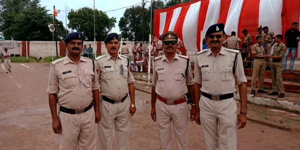 CITY KATNI, INDIA - 15 AĞUSTOS 2019: Bağımsızlık Günü programı sırasında Forster City spor sahasında birlikte duran Hint polis memurları.