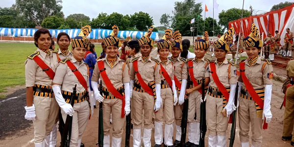 CITY KATNI, INDIA - 15 AĞUSTOS 2019: Bağımsızlık Günü programında grup halinde ayakta duran Hindistan Ulusal Öğrenci Birliği kızları.