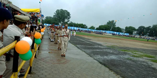 CITY KATNI, INDIA - 15 Ağustos 2019: Bağımsızlık Günü programı sırasında Hindistan polis kuvvetleri Forster City spor sahasında geçit töreni düzenliyor.