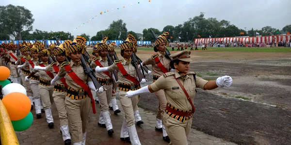 CITY KATNI, INDIA - 15 Ağustos 2019: Bağımsızlık Günü programı sırasında Hindistan İç Güvenlik Memurları Forster City spor sahasında geçit töreni yapıyor.