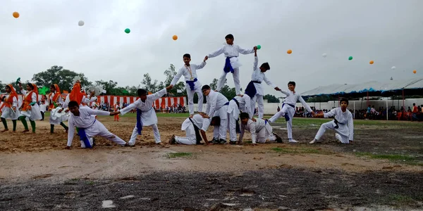 CITY KATNI, INDIA - 15 AĞUSTOS 2019: Bağımsızlık Günü programı sırasında Forster City spor sahasında geleneksel dans için Hintli öğrenci katılımı.
