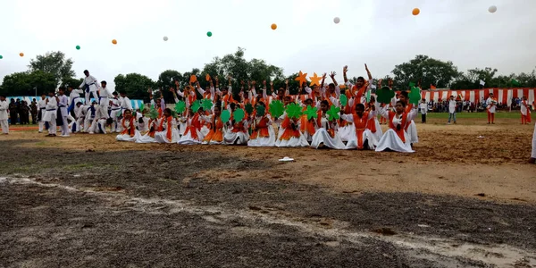 CITY KATNI, INDIA - 15 AĞUSTOS 2019: Bağımsızlık Günü programı sırasında Forster City spor sahasında geleneksel dans için Hintli öğrenci katılımı.