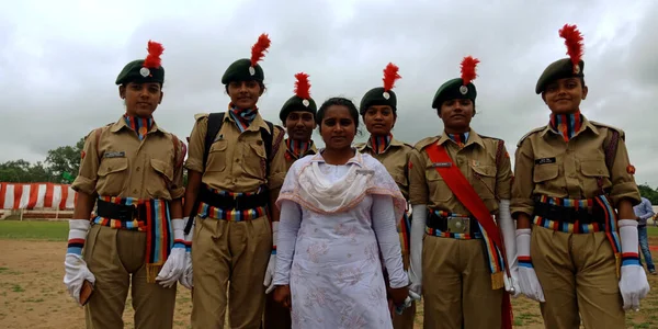 CITY KATNI, INDIA - 15 AĞUSTOS 2019: Bağımsızlık Günü programı sırasında şehir spor sahasında geçit töreninde olan Hindistan Ulusal Öğrenci Birliği kız öğrencileri.