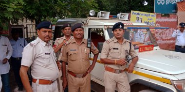 DİSTRİK KATNI, INDIA - 17 Eylül 2019: Hintli polis memurları devriye geziyor.